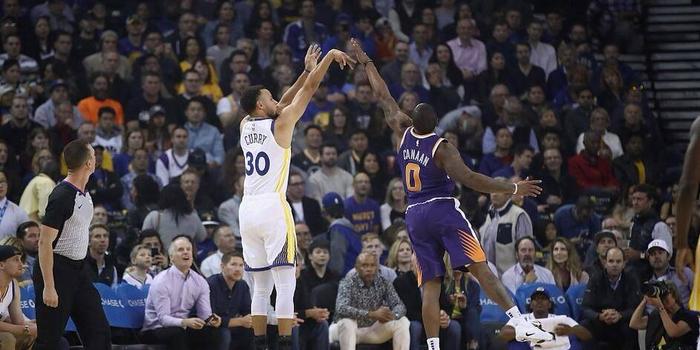  库里单场14记三分创联盟新纪录  